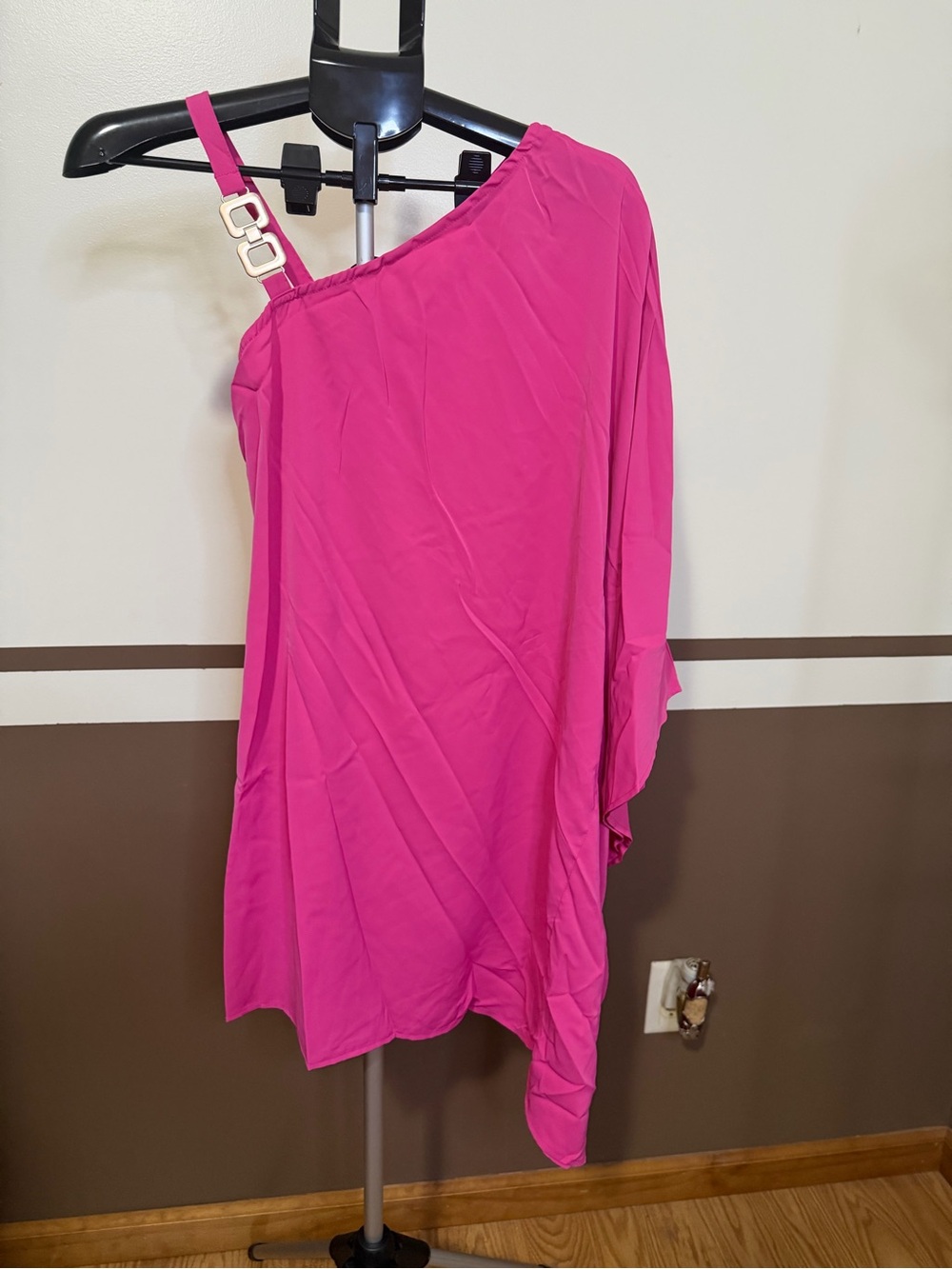 Chic MeAsymmetrical One-Shoulder Tunic in Vibrant Fuchsia with Buckle Strap NWOT